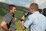 Nach dem umstrittenen Sieg war Stefan Arnold ein gefragter Interviewpartner beim Fernsehen. (Bild: Paul Gwerder (8. Juli 2018))