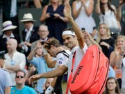 Hat bis jetzt gut lachen: Roger Federer zog in Wimbledon ohne Satzverlust in den Achtelfinal ein (Bild: KEYSTONE/AP/BEN CURTIS)