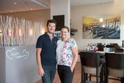 Edi und Helena Lazraj wirten seit zehn Jahren im Wittenbacher Zentrum. (Bild: Ralph Ribi)