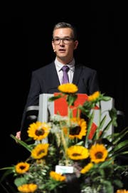 Rektor David Schuler führte vergangene Woche durch die Lehrabschlussfeier im Theater Uri in Altdorf. (Bild: Urs Hanhart, Altdorf, 2. Juli 2018)