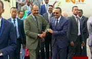 Videostandbild der Begrüssung von Äthiopiens Premierminister Ahmed Abiy (rechts) durch Eritreas Präsident Isaias Afwerki. (AP, Asmara, 8. Juli 2018)