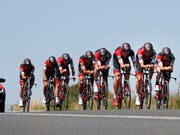 Das Team BMC auf dem Weg zum Sieg im Mannschaftszeitfahren (Bild: KEYSTONE/AP/CHRISTOPHE ENA)