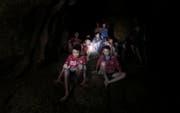 Sie warten auf ihrer Rettung: Die eingeschlossenen Buben (Bild: Royal Thai Army / EPA)