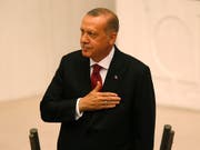 Der alte und neue türkische Staatspräsident Erdogan hat seinen Amtseid abgelegt. Die Vereidigung im Parlament in Ankara besiegelte den Umbau des Staates von einem parlamentarischen in ein Präsidialsystem. (Bild: KEYSTONE/AP/LEFTERIS PITARAKIS)