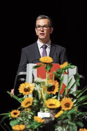 David Schuler führte durch die Lehrabschlussfeier im Theater Uri. (Bild: Urs Hanhart (Altdorf, 2. Juli 2018))