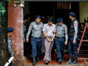 Reuters-Journalist Kyaw Soe Oo wird aus dem Gericht in Rangun geführt - gegen ihn seinen Arbeitskollegen Wa Lone wird ein Prozess eröffnet. (Bild: KEYSTONE/EPA/LYNN BO BO)