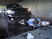 Ein Mini erwischt das Motorrad. (Bild: Zuger Polizei)