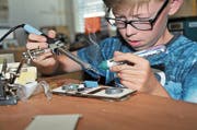 Konzentration ist gefragt: Linus Amstutz verlötet ein Bauteil. (Bild: Matthias Piazza (Alpnach, 9. Juli 2018))