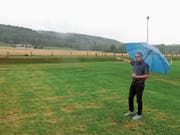 Steckborns Stadtpräsident Roger Forrer zeigt in Richtung des Standortes für den neuen Fussballplatz. (Bild: David Grob)