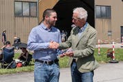 Sandro Matti (links) freut sich über die «grosse Ehrung» durch Pro-Aero-Stiftungspräsident Markus Gygax. (Bild: Andrea Bolliger (Meiringen, 8. Juli 2018))