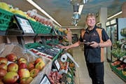 Thomas Waser im Giro-Laden, den er seit 24 Jahren führt. (Bild: Corinne Glanzmann, Stans, 4. Juli 2018)