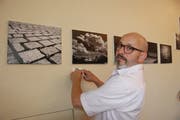 Fotograf Jack Frei tauft seine vierzig schwarz-weiss Fotografien im Rathaus in Lichtensteig. (Bild: Corinne Bischof)