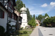 Die ältesten Teile des Refektoriums (l.) stammen aus dem 14. Jahrhundert; hinten das Pumpenhaus, rechts der neue Teil des Hotels. (Bild: Thomas Wunderlin)