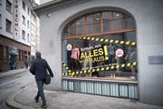 Wenn ein Laden schliesst, bleiben die Schaufenster derzeit auch in der St.Galler Altstadt oft längere Zeit leer. Patentrezepte gegen das Lädelisterben gibt es nicht. Die SP will aber das Instrumentarium des Projekts «Zukunft Innenstadt» durch eine Lenkungsabgabe für Vermieter mit leeren Ladenlokalen einführen. (Bild: Ralph Ribi)