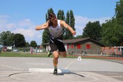 Organisator Andri Oberholzer – hier beim Kugelstossen – ist selber Teilnehmer des Wettkampfs auf dem Tellenfeld. (Bild: Barbara Hettich)