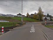 Beim Bahnübergang in Wilen stürzte ein Velofahrer auf die Gleise - kurz bevor der Zug kam. (Bild: Google Maps)