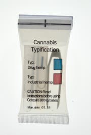 Die Farbe der Flüssigkeit zeigt an, ob das Cannabis legal oder illegal ist. (Bild: PD)