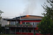 Das Dach der Schreinerei fing Feuer (Bild: Luzerner Polizei).