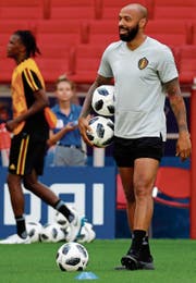 Die französische Fussballegende Thierry Henry trägt Rot-Schwarz-Gelb auf der Brust. (Bild: Felipe Trueba/EPA)