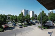 Wie die Überbauung auf dem heutigen Parkplatz aussehen wird, entscheidet sich erst nächstes Jahr. (Bild: Stefan Kaiser (8. Mai 2018))