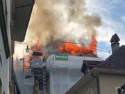 In der Berner Altstadt ist am Montagabend in einem Dachstock ein Feuer ausgebrochen. (Bild: Sebastian Gänger, Keystone-SDA)