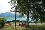 Von diesem Bänkli aus ist die Aussicht wunderbar. (Bild: Maria Schmid (Morgarten, 2. Juli 2018 ))