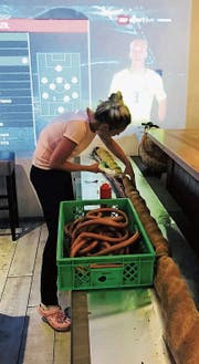 Inhaberin des "Malu" Manuela Roiko setzt den Hot Dog zusammen. (Bild: PD)