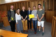 Diese Teammitglieder von Politcast Uri nahmen den Preis entgegen: (von links) Leza Aschwanden, Stephanie Gisler, David Fischer, Tobias Arnold, Florian Arnold und Christian Arnold. (Bild: Stiftung für Demokratie (Neuenburg, 23. Juni 2018))