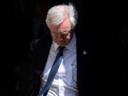 Herber Rückschlag für die britische Premierministerin Theresa May: Ihr Brexit-Minister David Davis tritt zurück. (Bild: KEYSTONE/EPA/WILL OLIVER)