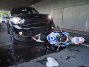 Bei einer Auffahrkollision in Walchwil hat sich am Samstagnachmittag ein Motorradfahrer lebensbedrohlich verletzt. (Bild: Zuger Polizei)