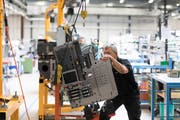 Vor allem in der Industrie sind Arbeitskräfte gefragt. Bild: Gaëtan Bally/Keystone (Moutier, 21. August 2017)