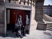 Zwei Nikab-tragende Frauen verlassen das dänische Parlament, nachdem dieses das Verbot der Vollverschleierung beschlossen hat. (Bild: KEYSTONE/EPA SCANPIX DENMARK/MADS CLAUS RASMUSSEN)