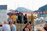 Mitglieder des Theater-Vereins berichteten über Vergangenes und Aktuelles. (Bilder: Richard Greuter (Stansstad, 31. Juli 2018))