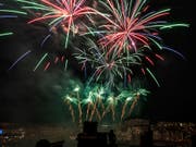 In Basel gab es am Dienstagabend aus Anlass des Nationalfeiertages ein grosses Feuerwerk. (Bild: KEYSTONE/GEORGIOS KEFALAS)