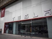 Der US-Elektroautobauer Tesla weitete seinen Verlust im zweiten Quartal auf 718 Millionen Dollar von 336 Millionen Dollar im Vorjahr aus. (Bild: KEYSTONE/EPA/ROMAN PILIPEY)