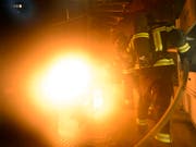 Gegen 50 Feuerwehrleute standen gegen die Flammen auf dem Bauernhof im Einsatz. (Bild: KEYSTONE/LAURENT GILLIERON)