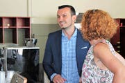 Arber Bullakaj, Politiker und Unternehmer mit albanischen Wurzeln, referierte in Flawil zum Bundesfeiertag. (Bilder: Andrea Häusler)