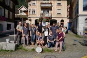 Die Belegschaft der Druckerei Gasser nach der Gautschete. (Bild: PD (Erstfeld, Juli 2018))