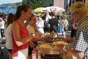 Auf die überraschend vielen Besucher wartete ein grosses und leckeres Brunch-Buffet. (Bilder: Sepp Odermatt (Niederrickenbach, 1. August 2018))