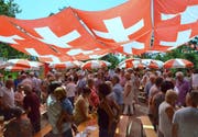 Schweizerfahnen dienen in Eschlikon als Sonnenschutz.