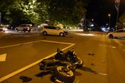 Die von der Bahnhofstrasse einbiegende Lenkerin hat den Motorradfahrer übersehen. (Bild: Kantonspolizei St.Gallen)