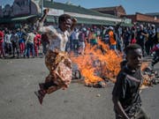 In Simbabwe kam es im Nachgang zur Präsidentenwahl in der Hauptstadt Harare zu tödlicher Gewalt zwischen Anhängern der Opposition und der Polizei. (Bild: KEYSTONE/AP/MUJAHIS SAFODIEN)