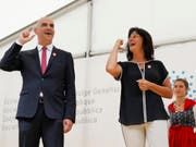 Tatjana Binggeli, Präsidentin des Gehörlosenbunds, zeigte Bundespräsident Alain Berset die Gebärde für «Alain Berset». Die Reden auf dem Rütli wurden erstmals in Gebärdensprache übersetzt. (Bild: KEYSTONE/PETER KLAUNZER)