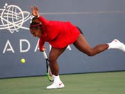 So oft wie noch nie sah Serena Williams beim 1:6, 0:6 gegen Johanna Konta den Bällen hinterher (Bild: KEYSTONE/FR155217 AP/TONY AVELAR)