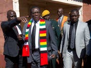 Simbabwes Präsident Emmerson Mnangagwa nach der Stimmabgabe - seine Partei hat sich nach offiziellen Angaben die Mehrheit im Parlament gesichert. (Bild: KEYSTONE/AP/JEROME DELAY)
