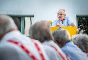 Geschichtenerzähler Hansjörg Enz berichtet von seinen Erlebnissen als Kind in Bussnang. (Bild: Andrea Stalder)