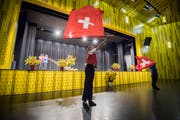 Fahnenschwinger und Alphornbläser traten an der Bundesfeier im Pentorama auf. (Bild: Reto Martin)