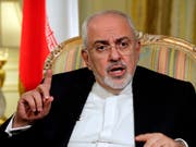 Der iranische Aussenminister Dschawad Sarif hebt den Finger gegen US-Präsident Donald Trump. (Bild: KEYSTONE/AP/RICHARD DREW)