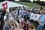 Fischingen: Der Funken und das Feuerwerk fielen dieses Jahr aus. Als ebenbürtigen Ersatz konnte hier die prächtige Aussicht auf Dussnang und in die Weite der Natur genossen werden. (Bild: Christoph Heer)