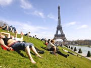 Kein Zutritt zum Eiffelturm: Wegen eines Streits um ein neues Eintrittsverfahren ist der Touristenmagnet zurzeit geschlossen. (Bild: KEYSTONE/AP/FRANCK PREVEL)
